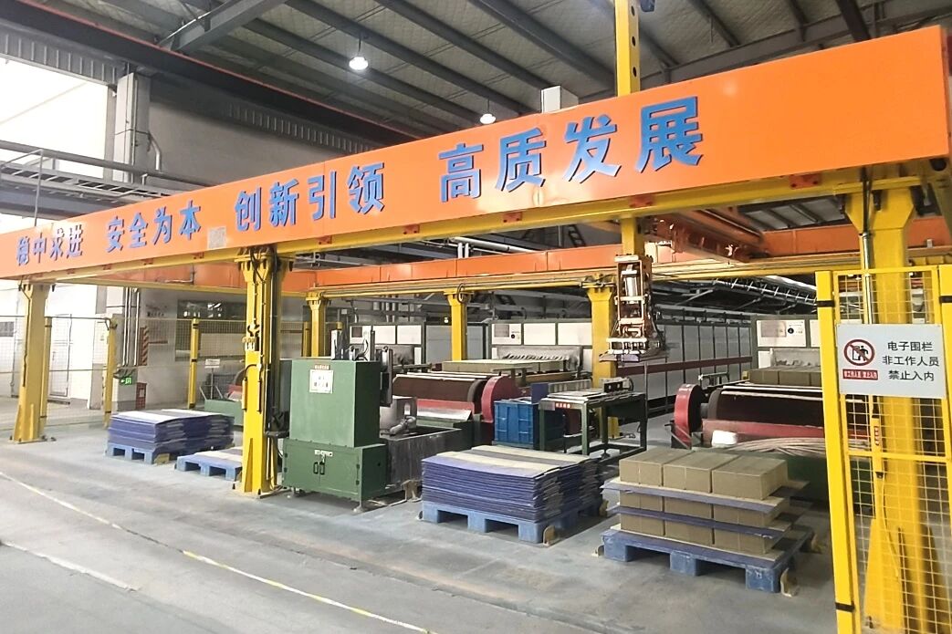 图为 “源生”催化剂车间上下料自动化设备